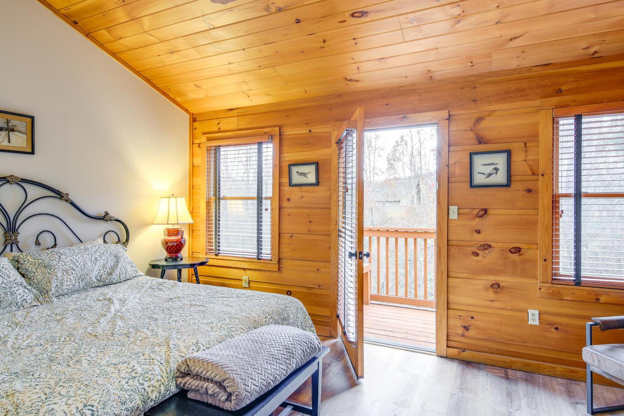 Pet-Friendly Gatlinburg Retreat With Hot Tub! Villa Exterior photo
